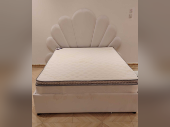 الأسّرة - كوين  - أبيض  - متضمنة المرتبة