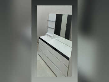 خزائن ودواليب الملابس والزينة - هوم سينتر  - طاولة زينة ، مرآة ، كرسي و وحدتا رفوف  - أبيض