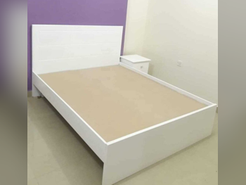 الأسّرة - كينج  - أبيض  - متضمنة المرتبة  - مع طاولة سرير جانبية