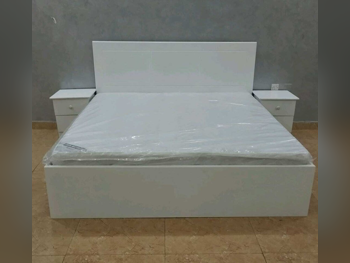 الأسّرة - كينج  - أبيض  - متضمنة المرتبة  - مع طاولة سرير جانبية