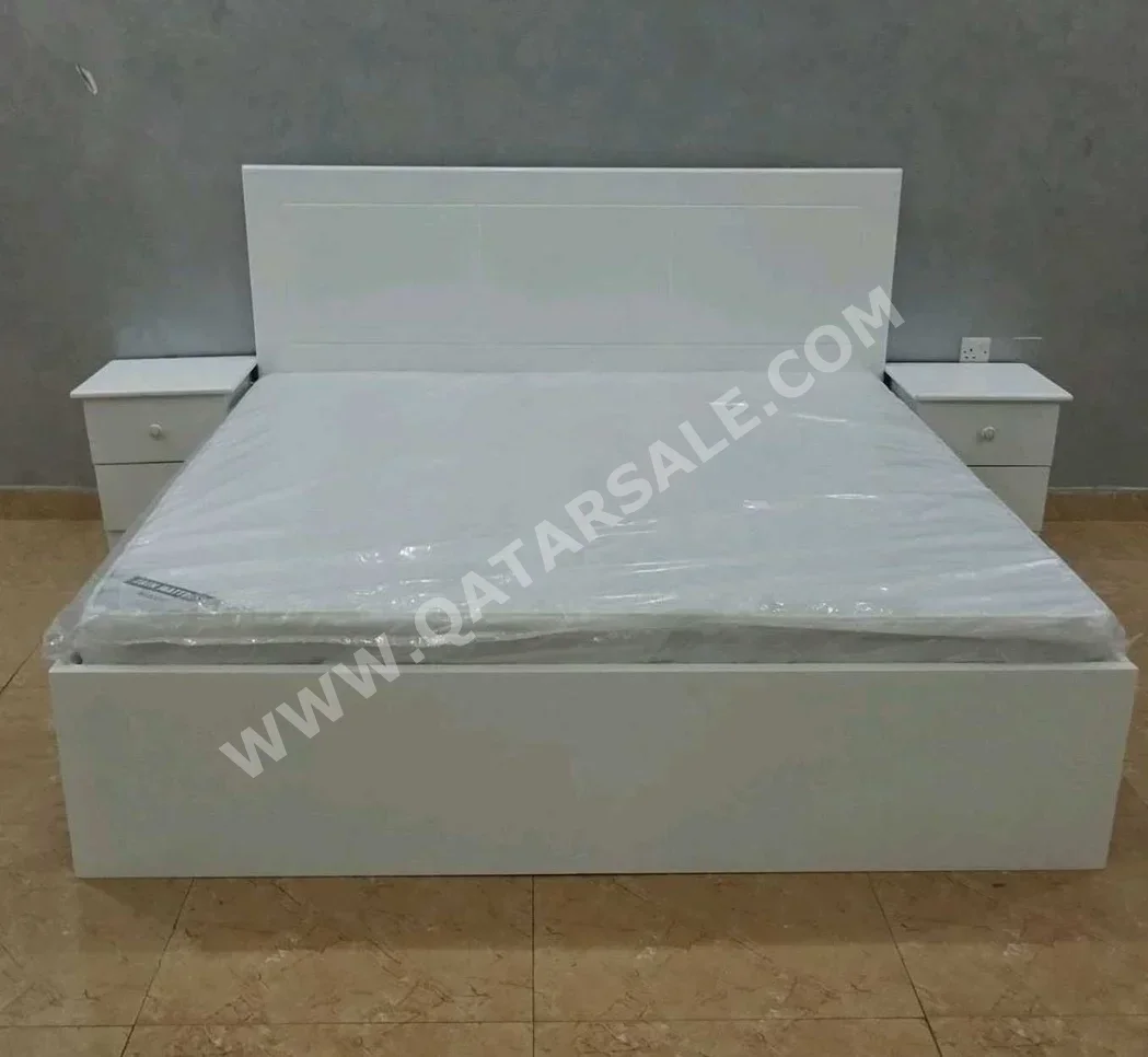 الأسّرة - كينج  - أبيض  - متضمنة المرتبة  - مع طاولة سرير جانبية