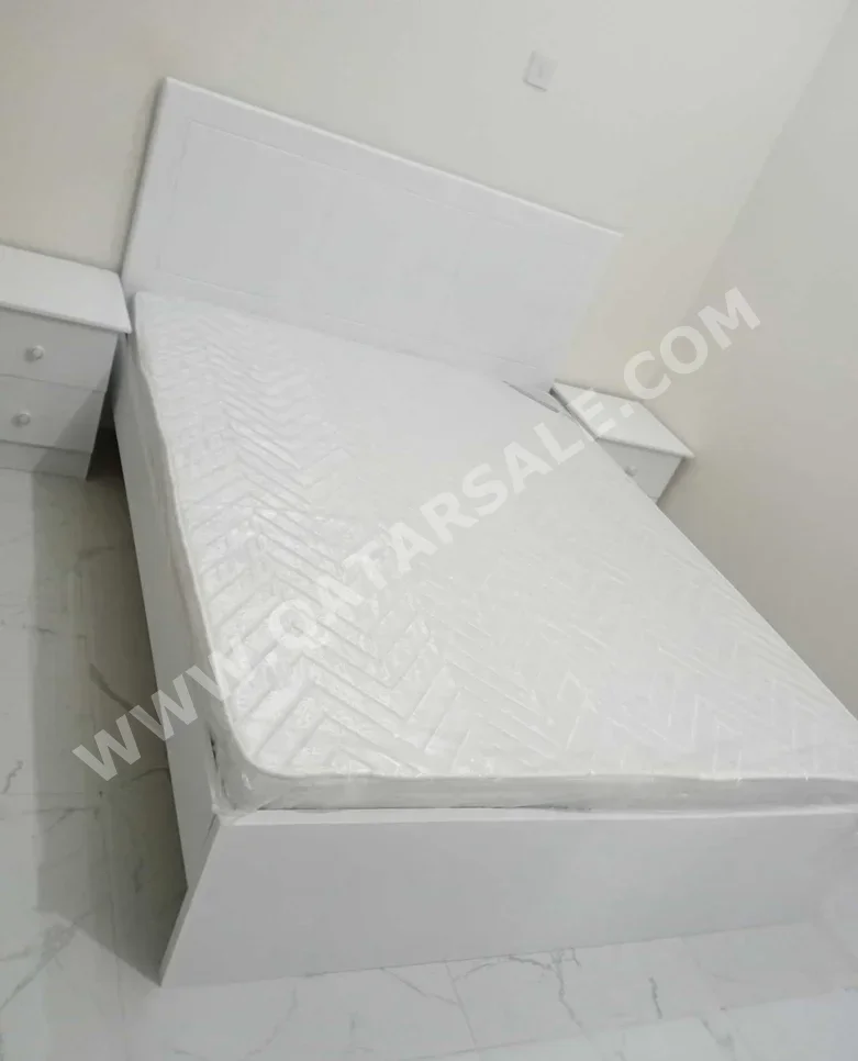 الأسّرة - كوين  - أبيض  - متضمنة المرتبة  - مع طاولة سرير جانبية