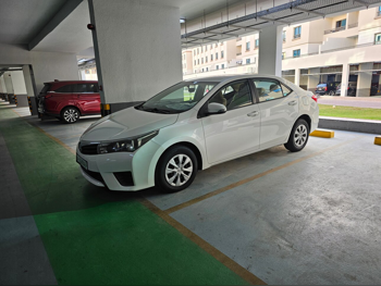 تويوتا كورولا 2015 اوتوماتيك 59,400 كم 4 سلندر سحب امامي سيدان أبيض