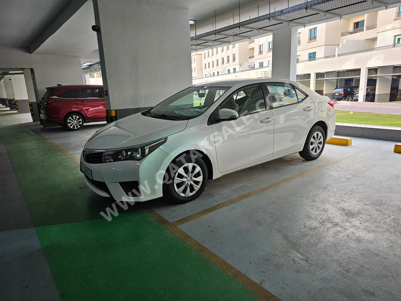 تويوتا كورولا 2015 اوتوماتيك 59,400 كم 4 سلندر سحب امامي سيدان أبيض