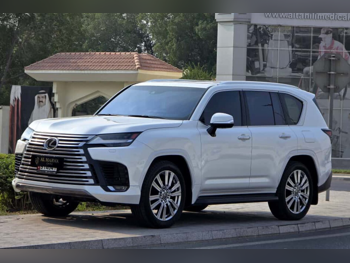 لكزس ال اكس 600 في اي بي 2023 اوتوماتيك 36,000 كم 6 سلندر دفع رباعي اس يو في أبيض تحت الضمان