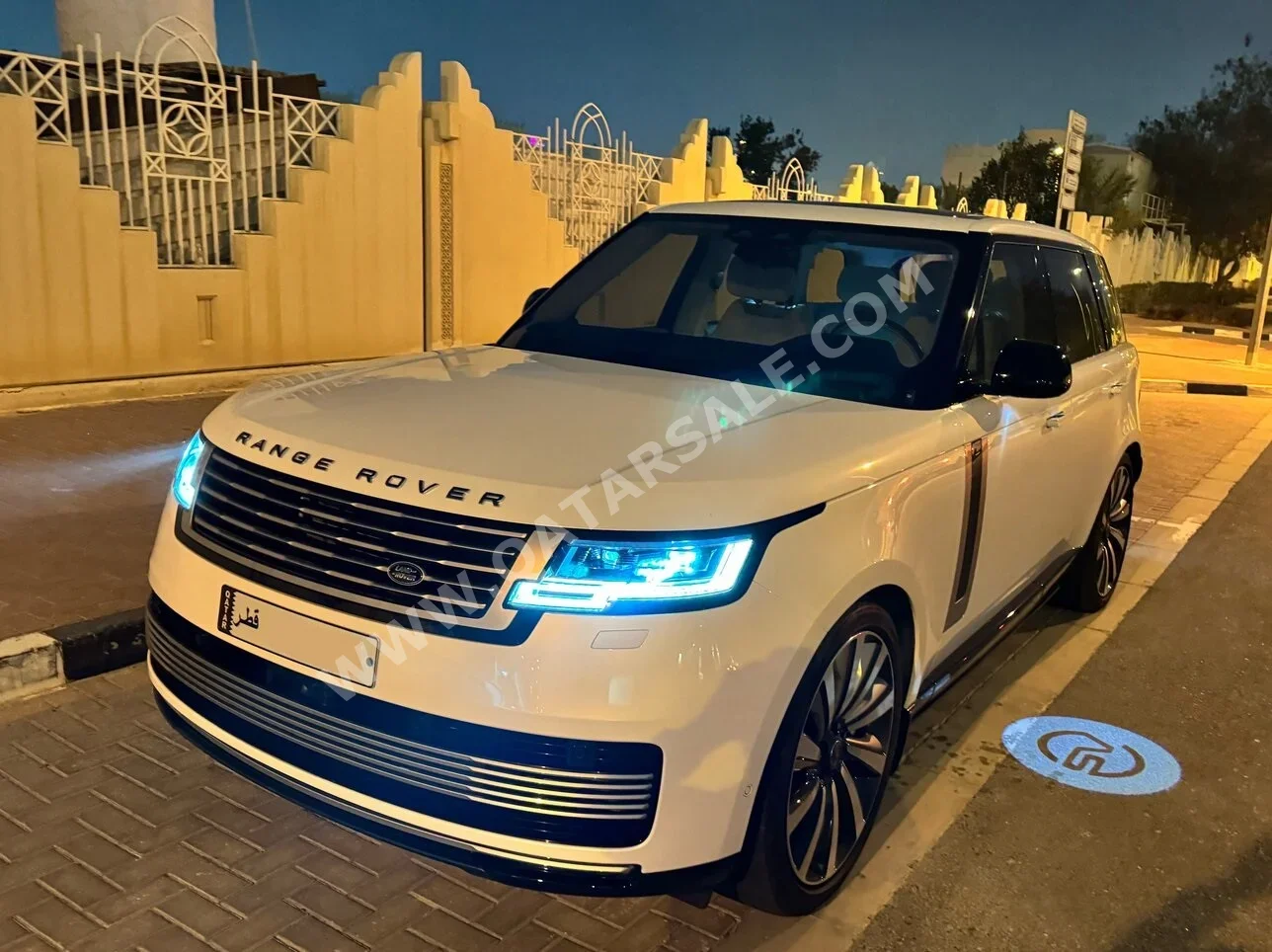 Land Rover  Range Rover  Vogue SV  2023  Automatic  28,000 Km  8 Cylinder  Four Wheel Drive (4WD)  SUV  White  With Warranty