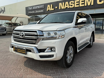 تويوتا  لاند كروزر  جي اكس ار  2018  اوتوماتيك  200,000 كم  8 سلندر  دفع رباعي  اس يو في  أبيض