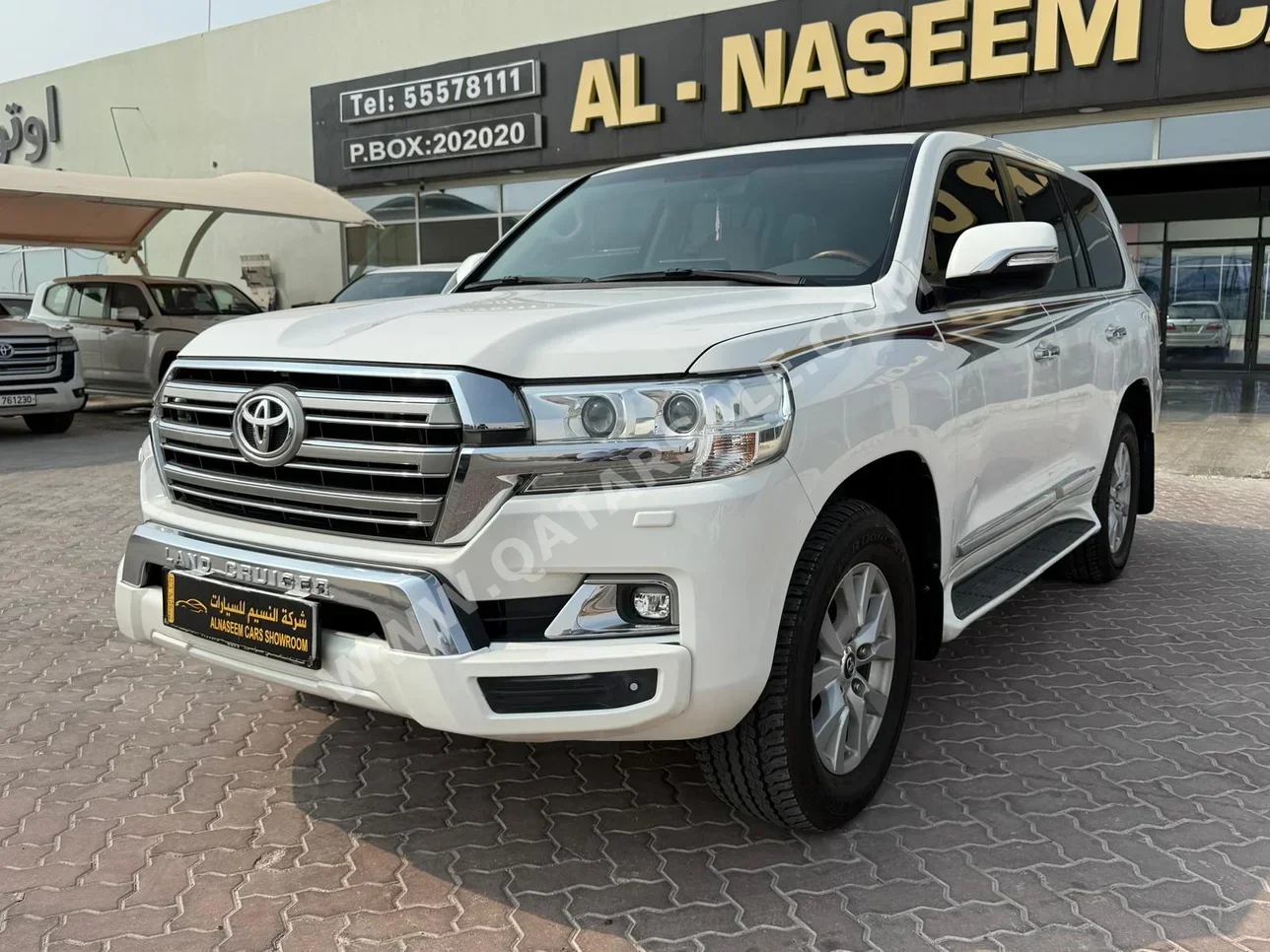 تويوتا لاند كروزر جي اكس ار 2018 اوتوماتيك 200,000 كم 8 سلندر دفع رباعي اس يو في أبيض
