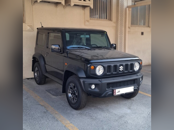 سوزوكي جمني جي ال اكس 2025 اوتوماتيك 30 كم 4 سلندر دفع رباعي اس يو في أسود تحت الضمان