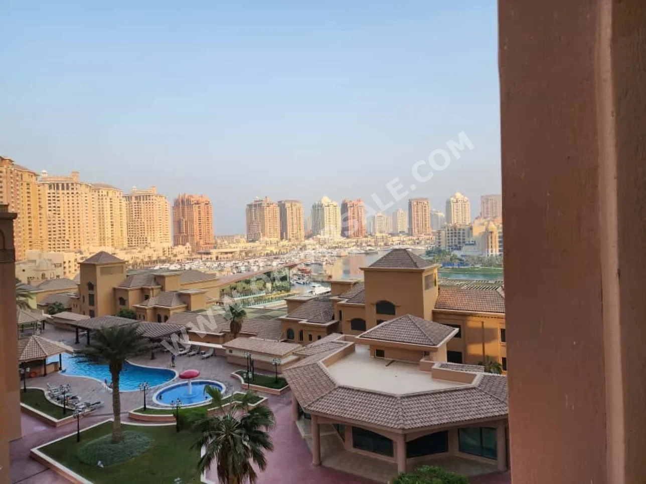 2 غرف نوم  شقة  للايجار  في الدوحة -  اللؤلؤة  نصف مفروشة