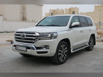 Toyota  Land Cruiser  GXR White Edition  2017  Automatic  239,000 Km  8 Cylinder  Four Wheel Drive (4WD)  SUV  White