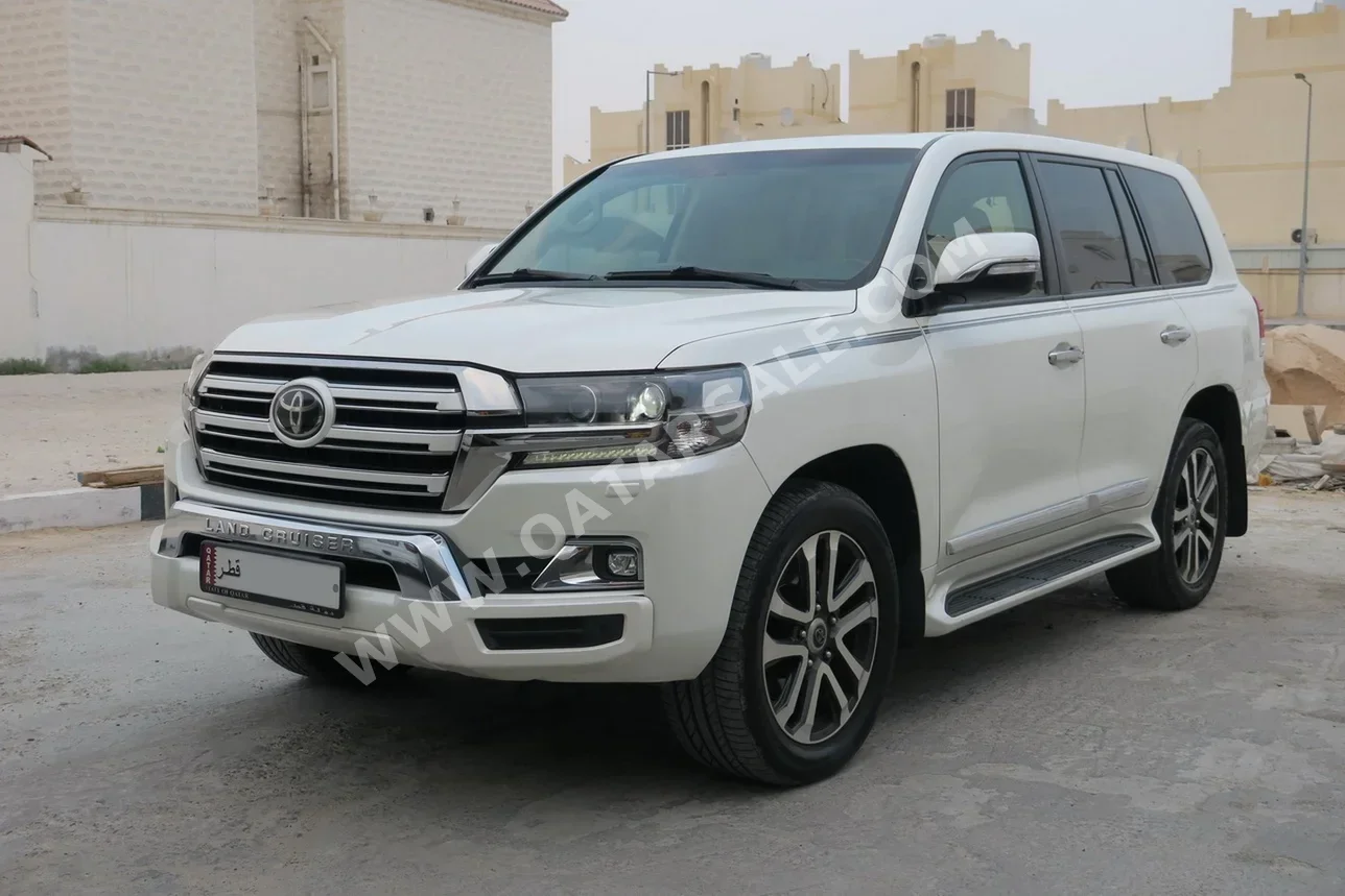 تويوتا  لاند كروزر  جي اكس ار وايت ادشن  2017  اوتوماتيك  239,000 كم  8 سلندر  دفع رباعي  اس يو في  أبيض