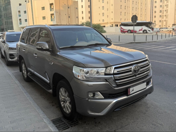 تويوتا لاند كروزر في اكس ار 2013 اوتوماتيك 300,000 كم 8 سلندر دفع رباعي اس يو في رمادي غامق
