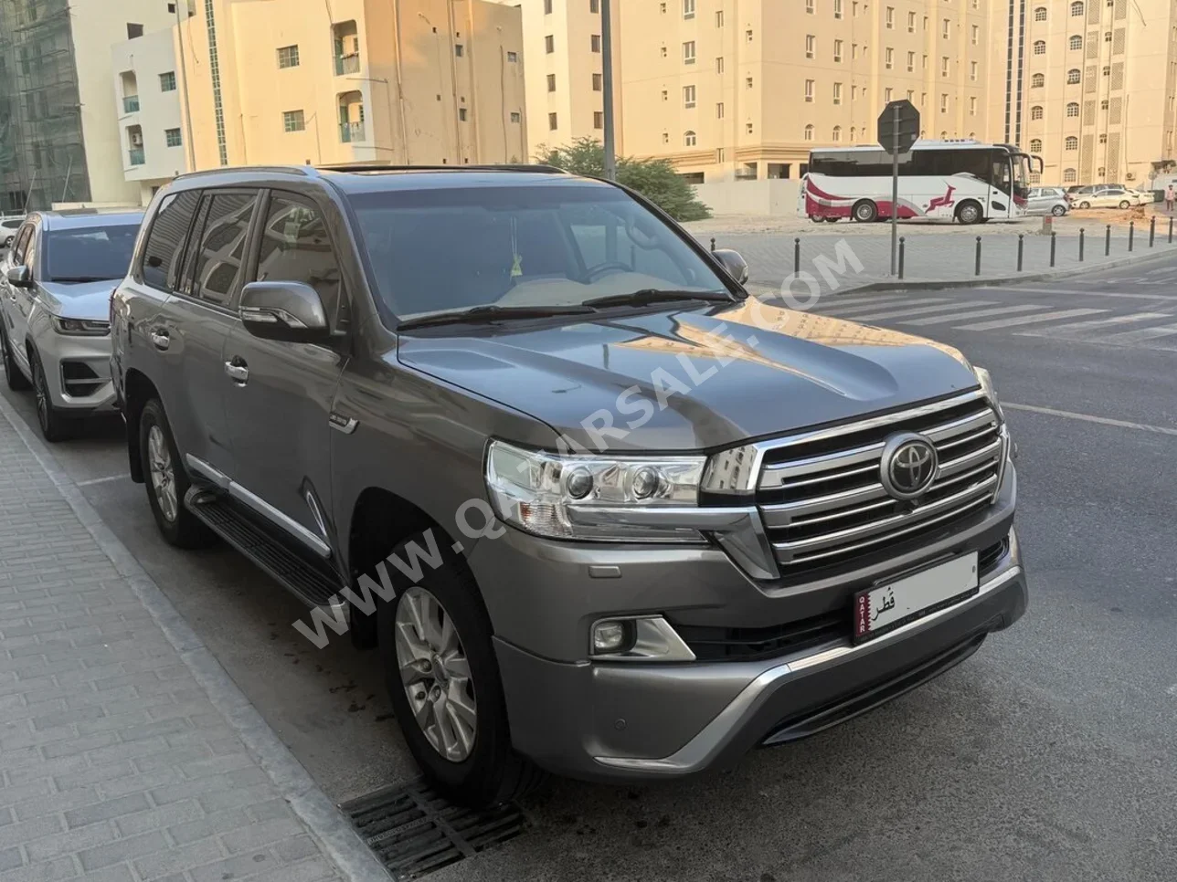 تويوتا  لاند كروزر  في اكس ار  2013  اوتوماتيك  300,000 كم  8 سلندر  دفع رباعي  اس يو في  رمادي غامق