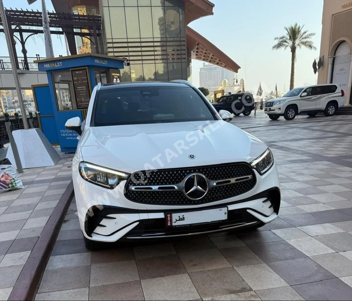 مرسيدس - بنز جي ال سي 200 2023 اوتوماتيك 38,000 كم 4 سلندر دفع رباعي اس يو في أبيض تحت الضمان