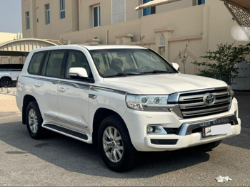 تويوتا  لاند كروزر  جي اكس ار  2021  اوتوماتيك  98,000 كم  6 سلندر  دفع رباعي  اس يو في  أبيض
