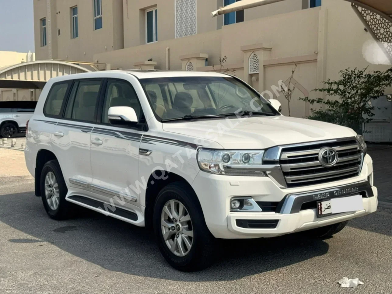 تويوتا  لاند كروزر  جي اكس ار  2021  اوتوماتيك  98,000 كم  6 سلندر  دفع رباعي  اس يو في  أبيض