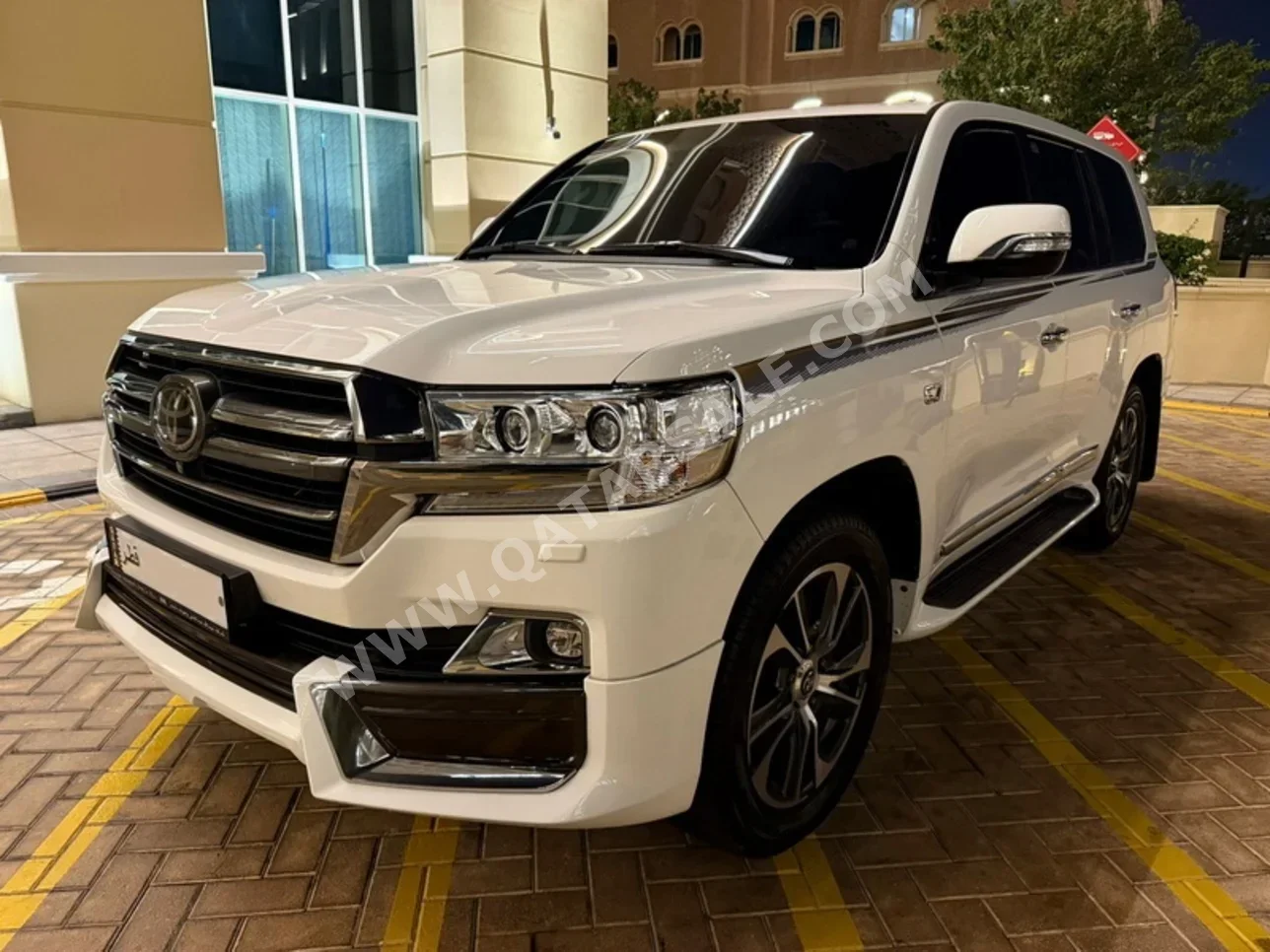 تويوتا  لاند كروزر  في اكس ار  2020  اوتوماتيك  127,000 كم  8 سلندر  دفع رباعي  اس يو في  أبيض
