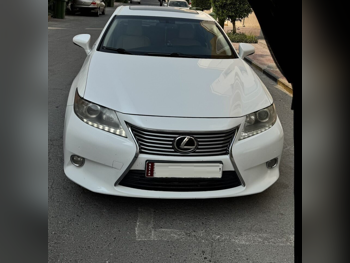 Lexus ES 250 2013 Automatic 330,000 Km 4 Cylinder Rear Wheel Drive (RWD) Sedan White