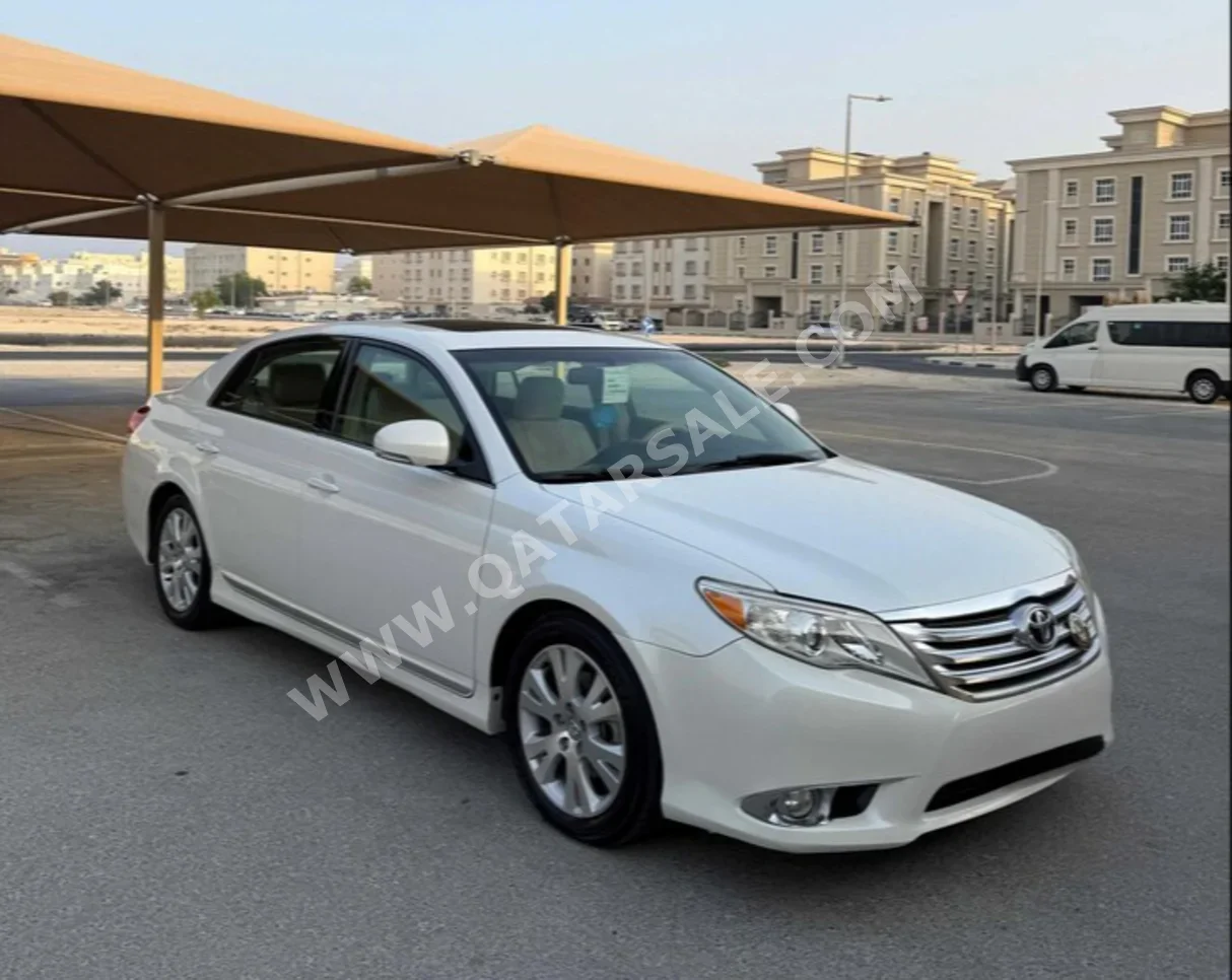 تويوتا أفالون اكس ال اي 2012 اوتوماتيك 153,000 كم 6 سلندر سحب امامي سيدان أبيض لؤلؤي