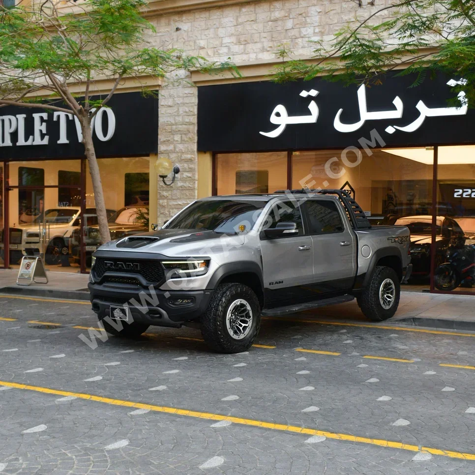 دودج رام تي أر إكس 2022 اوتوماتيك 43,000 كم 8 سلندر دفع رباعي بيكب رمادي تحت الضمان