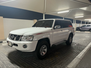 نيسان باترول سفاري 2023 عادي 34,000 كم 6 سلندر دفع رباعي اس يو في أبيض تحت الضمان