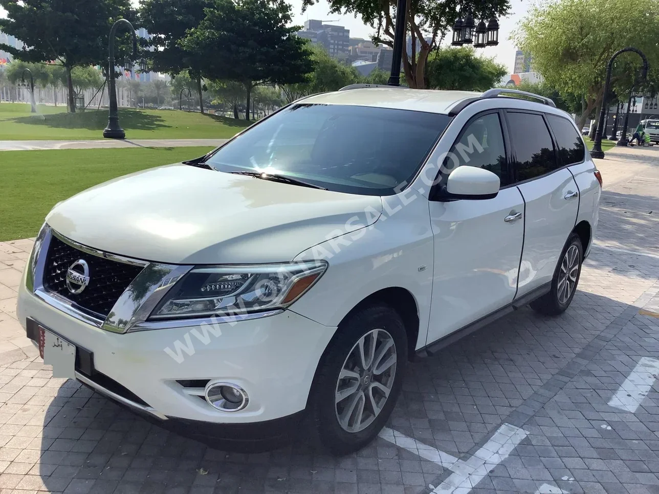 نيسان باثفايندر 2014 اوتوماتيك 231,000 كم 6 سلندر دفع رباعي اس يو في أبيض