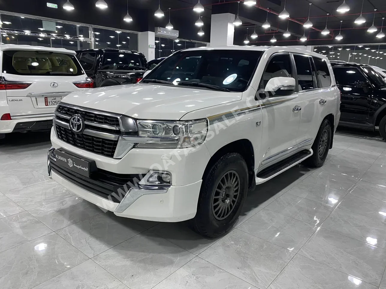 Toyota Land Cruiser VXR 2017 Automatic 348,000 Km 8 Cylinder Four Wheel Drive (4WD) SUV White