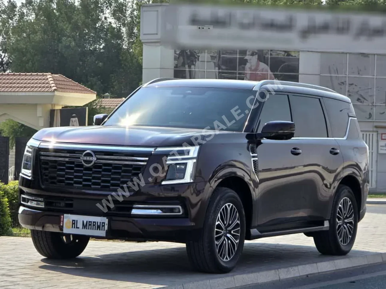 نيسان باترول بلاتنيوم 2025 اوتوماتيك 27,000 كم 6 سلندر دفع رباعي اس يو في عنابي تحت الضمان