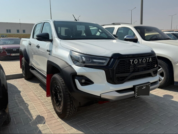 تويوتا هاي لوكس جي ار سبورت 2025 اوتوماتيك 0 كم 6 سلندر دفع رباعي بيكب أبيض تحت الضمان