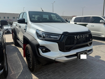 تويوتا هاي لوكس جي ار سبورت 2025 اوتوماتيك 0 كم 6 سلندر دفع رباعي بيكب أبيض تحت الضمان