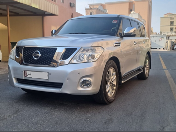 نيسان باترول ال اي 2013 اوتوماتيك 332,000 كم 8 سلندر دفع رباعي اس يو في فضي