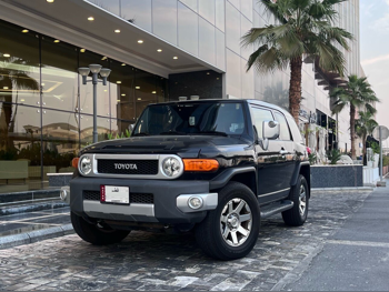 تويوتا إف جي كروزر 2015 اوتوماتيك 181,000 كم 6 سلندر دفع رباعي اس يو في أسود