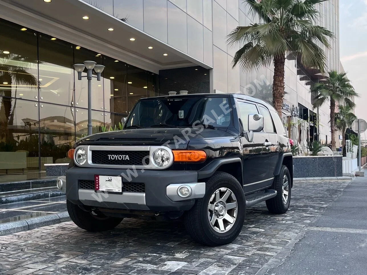 تويوتا إف جي كروزر 2015 اوتوماتيك 181,000 كم 6 سلندر دفع رباعي اس يو في أسود