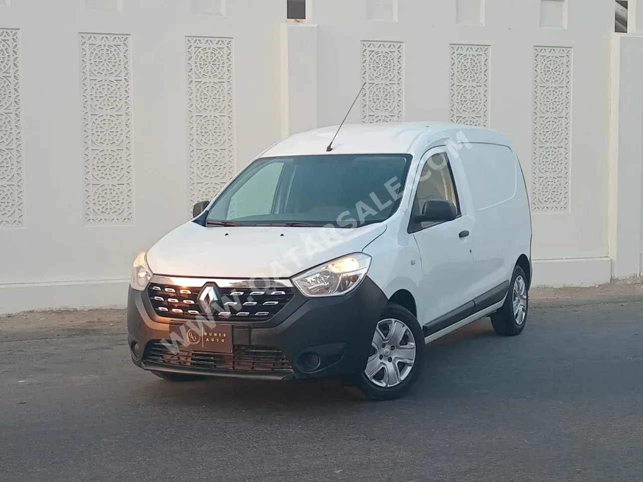 رينو دوكر 2021 عادي 92,000 كم 4 سلندر سحب امامي فان \ باص أبيض