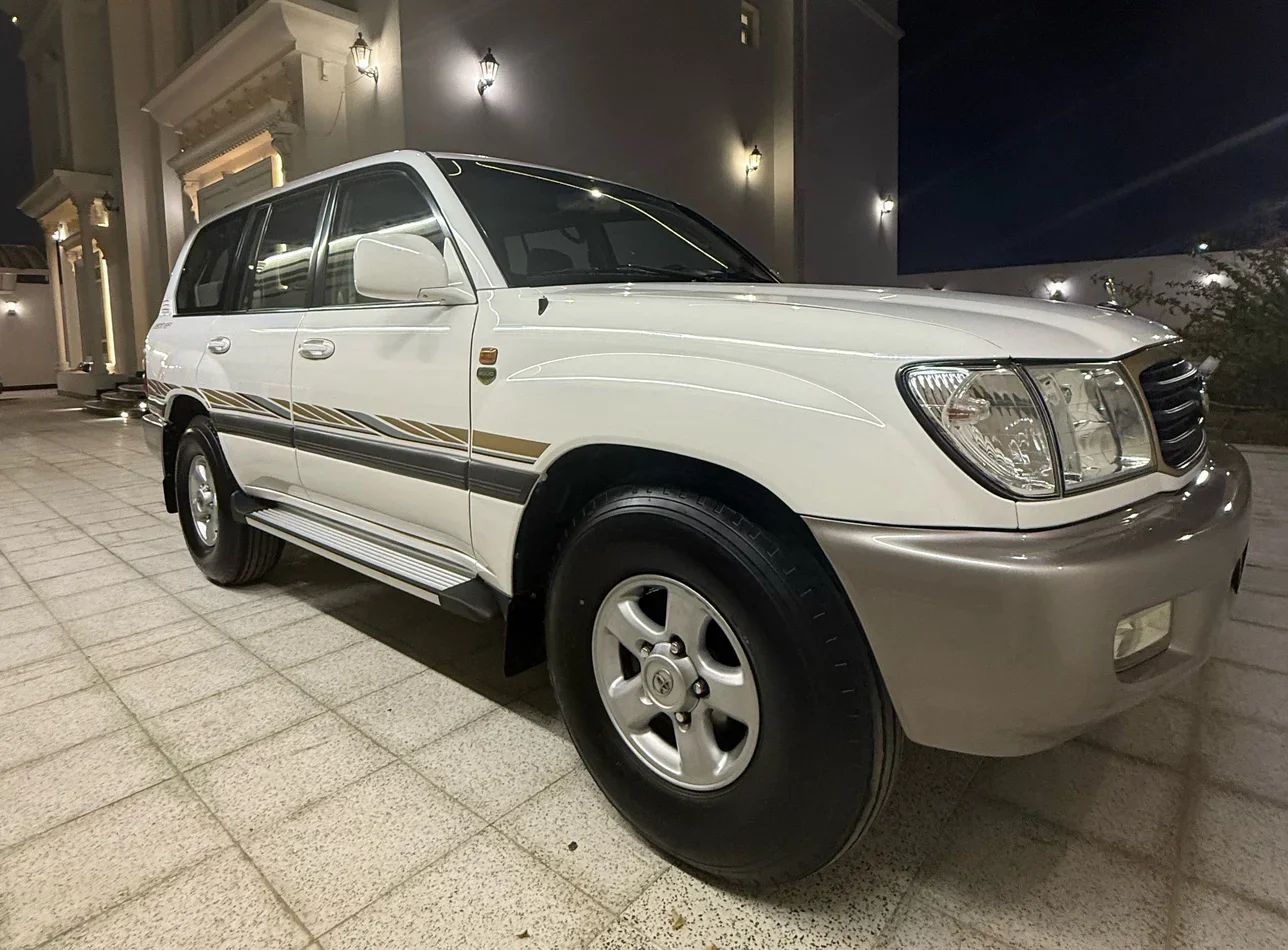 تويوتا لاند كروزر جي اكس ار 2000 عادي 400,000 كم 6 سلندر دفع رباعي اس يو في أبيض