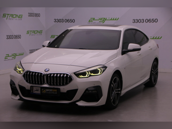 بي ام دبليو الفئة - الثانيه 218i 2021 اوتوماتيك 69,000 كم 3 سلندر سحب امامي سيدان أبيض تحت الضمان