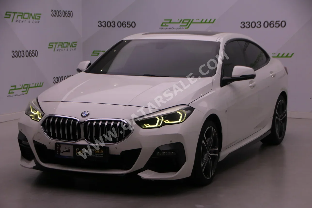 بي ام دبليو الفئة - الثانيه 218i 2021 اوتوماتيك 69,000 كم 3 سلندر سحب امامي سيدان أبيض تحت الضمان