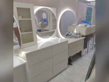 خزائن ودواليب الملابس والزينة - دوحة فيرنيتشر  - طاولة زينة ، مرآة ، كرسي و وحدتا رفوف  - اللون البيج