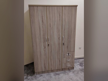 خزائن ودواليب الملابس والزينة - دوحة فيرنيتشر  - خزائن  - اللون البيج