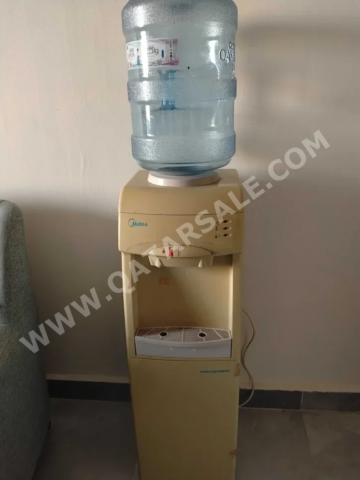 مبردات المياه اللون الرمادي حار وبارد - تحميل علوي