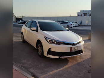 تويوتا كورولا 2017 اوتوماتيك 83,000 كم 4 سلندر سحب امامي سيدان أبيض