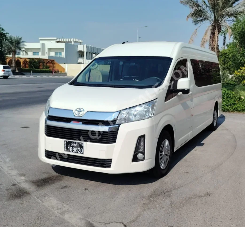 Toyota Hiace 2020 Manual 303,000 Km 4 Cylinder Rear Wheel Drive (RWD) Van / Bus White
