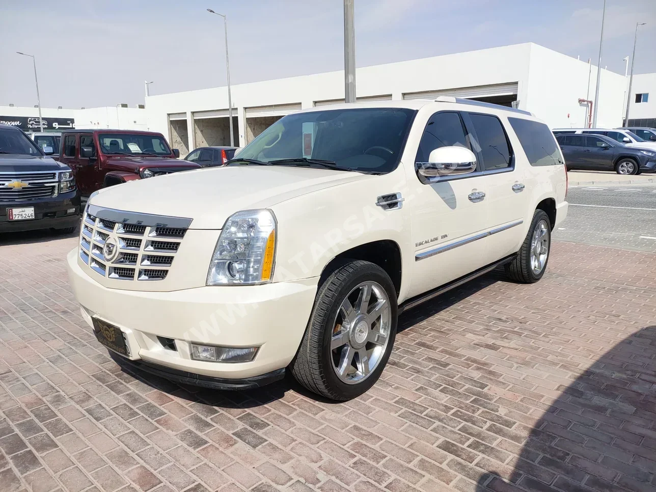 Cadillac Escalade ESV 2012 Automatic 224,000 Km 8 Cylinder Rear Wheel Drive (RWD) SUV White