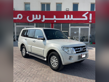 ميتسوبيشي  باجيرو  GLS  2014  اوتوماتيك  186,000 كم  6 سلندر  دفع رباعي  اس يو في  أبيض