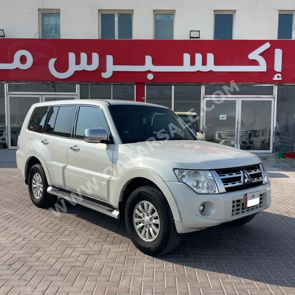 ميتسوبيشي  باجيرو  GLS  2014  اوتوماتيك  186,000 كم  6 سلندر  دفع رباعي  اس يو في  أبيض