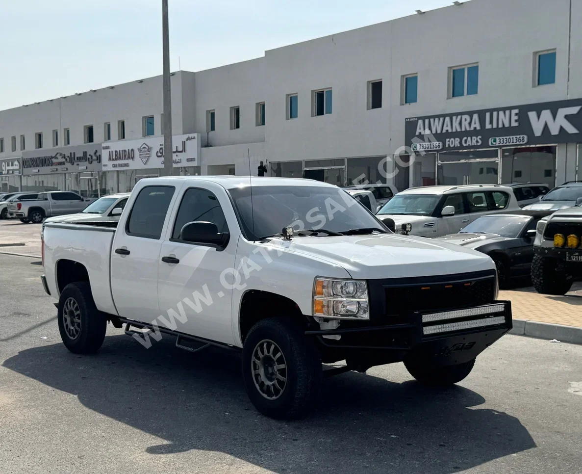 Chevrolet Silverado 2500 HD 2012 Automatic 245,000 Km 8 Cylinder Four Wheel Drive (4WD) Pick Up White