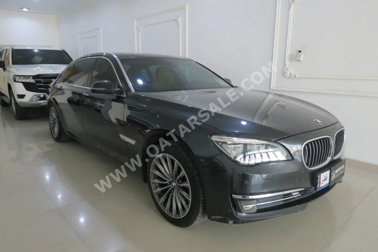 بي ام دبليو الفئة - السابعة 730 Li 2013 اوتوماتيك 136,000 كم 6 سلندر دفع خلفي سيدان رمادي