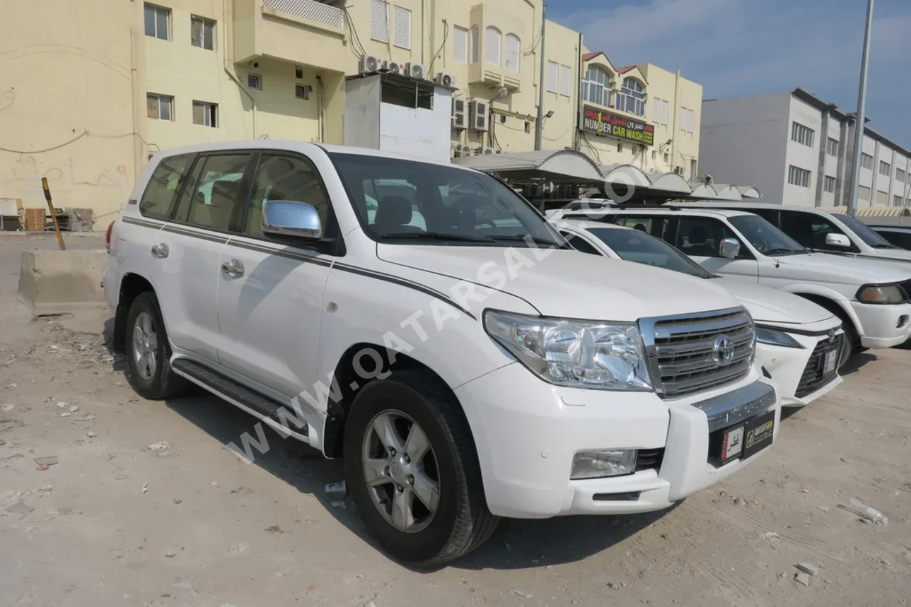 Toyota Land Cruiser VXR 2011 Automatic 480,000 Km 8 Cylinder Four Wheel Drive (4WD) SUV White