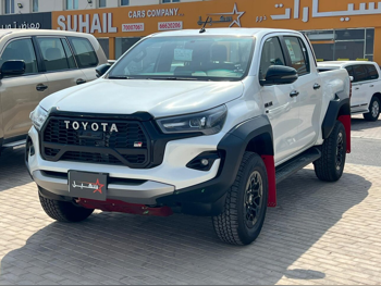 تويوتا هاي لوكس جي ار سبورت 2025 اوتوماتيك 0 كم 6 سلندر دفع رباعي بيكب أبيض تحت الضمان